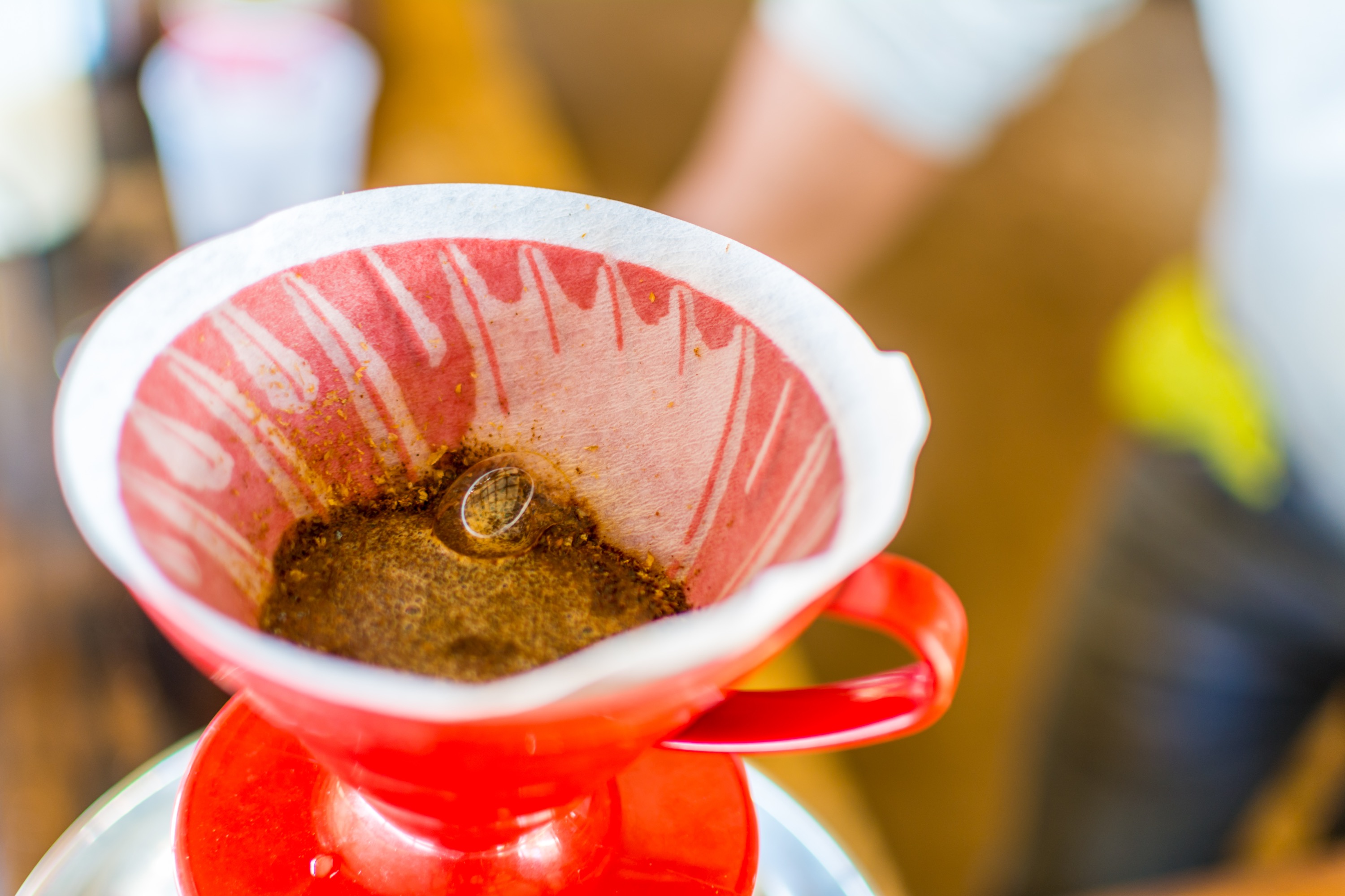 Hario plastový dripper na kávu V60-02 červený