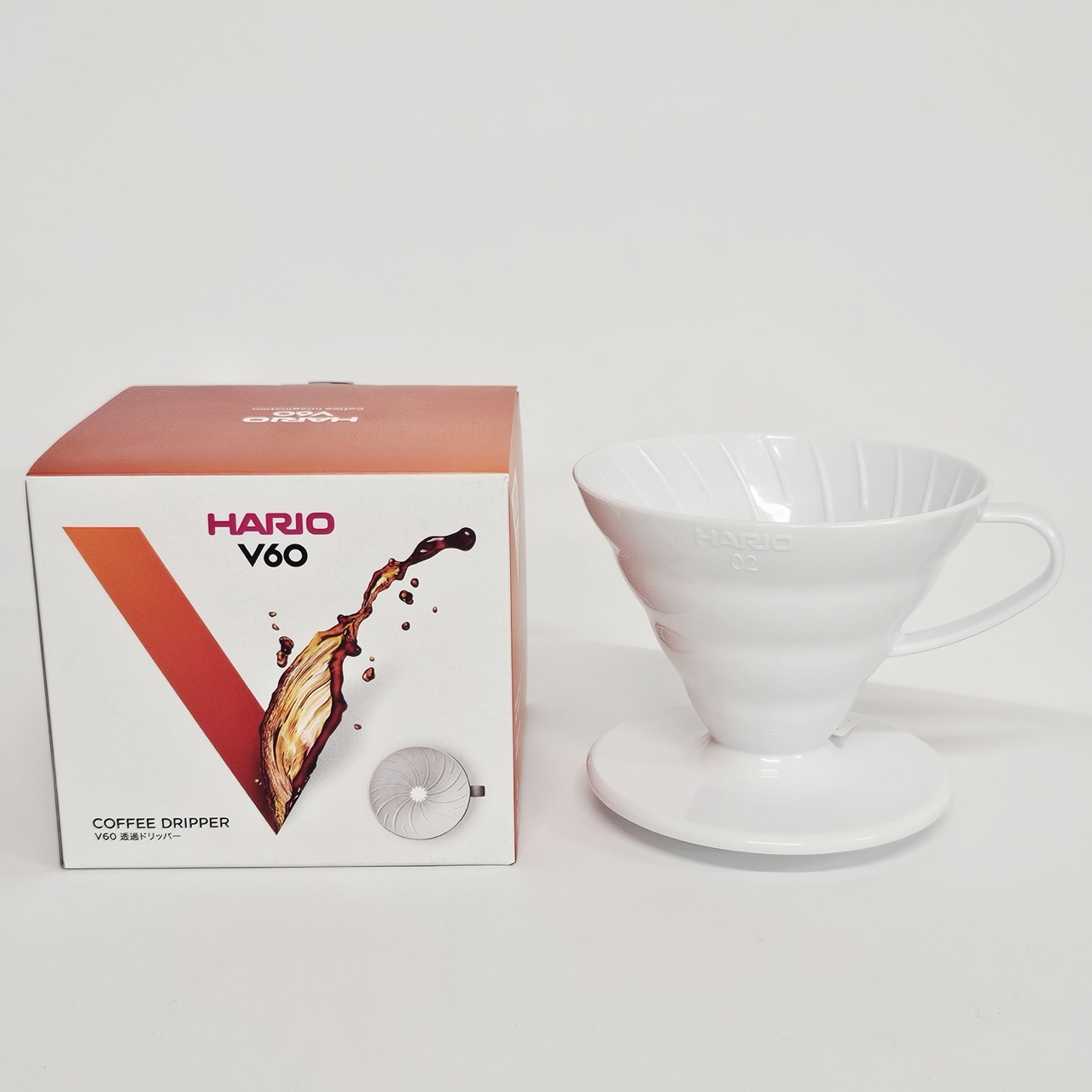 Hario plastový dripper na kávu V60-02 bílý