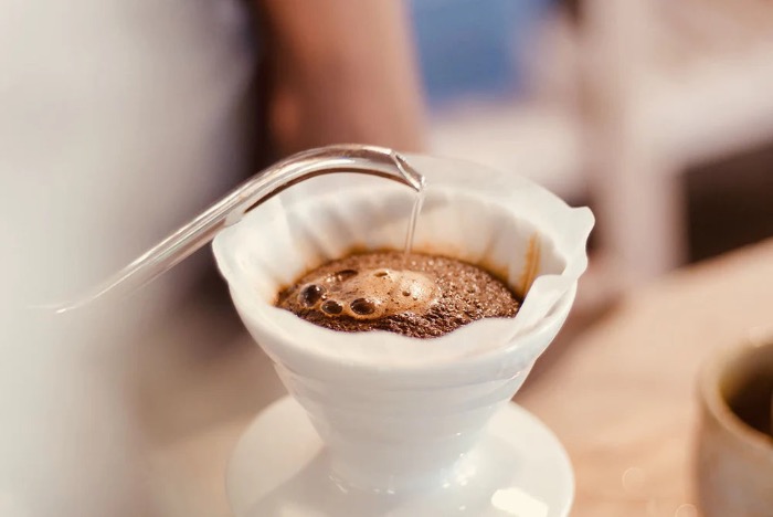 Hario keramický dripper na kávu V60-01 bílý